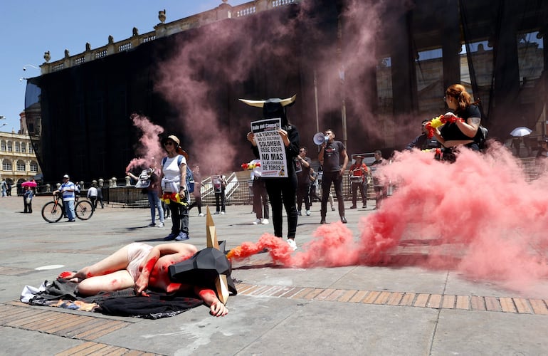 Personas realizan una presentación contra la tortura animal y las corridas de toros, este martes, en Bogotá (Colombia).