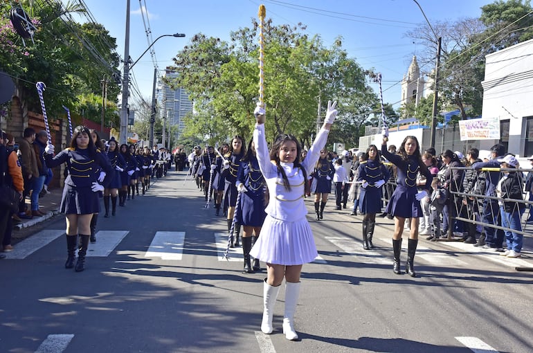 Chiroleras durante el desfile por el aniversario de la escuela Uruguay, sobre la avenida Santísima Trinidad.