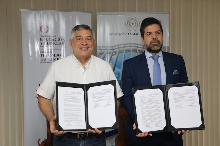 El ministro de Educación, Luis Ramírez y el presidente del Consejo de la Magistratura, Gerardo Bobadilla, durante la firma de convenio para realizar el concurso de funcionarios educativos.