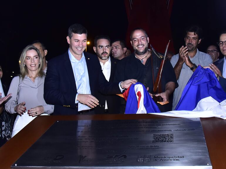 Santiago Peña en la inauguración del monumento al arpa en la Costanera de Asunción, José Asunción Flores.