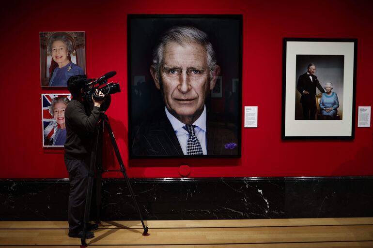 La exposición "Retratos reales: un siglo de fotografía" se encuentra habilitada desde hoy viernes 17 de mayo en el Palacio de Buckingham.