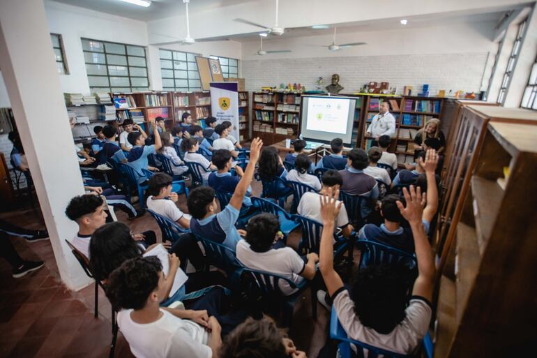 En diferentes instituciones educativas de Asunción, Central, Chaco, Villarrica y Encarnación se brindaron las charlas a los jóvenes.