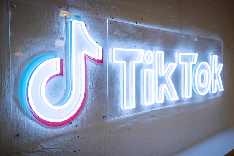 Logotipo del servicio de red social centrado en videos TikTok.