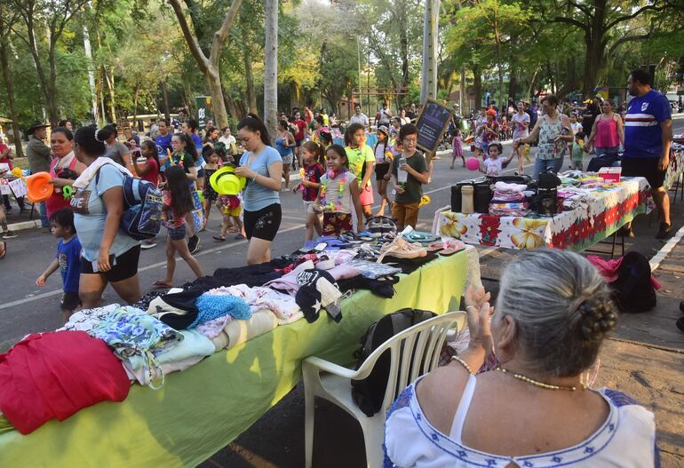 Una feria de emprendedores se realizó hoy en el Parque Caballero, donde se recibió la primavera con mucho color.