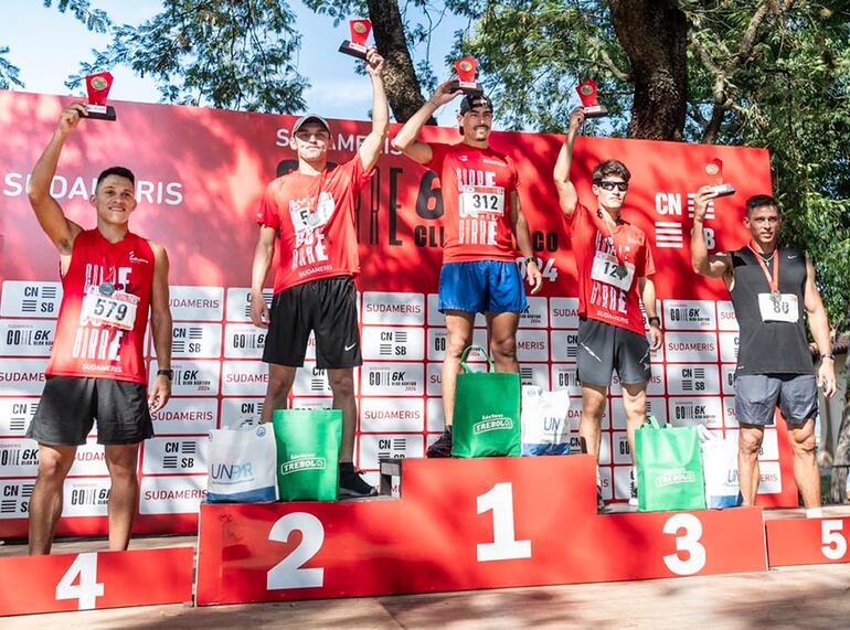 Ganadores de la categoría masculinos en el podio y sus trofeos.