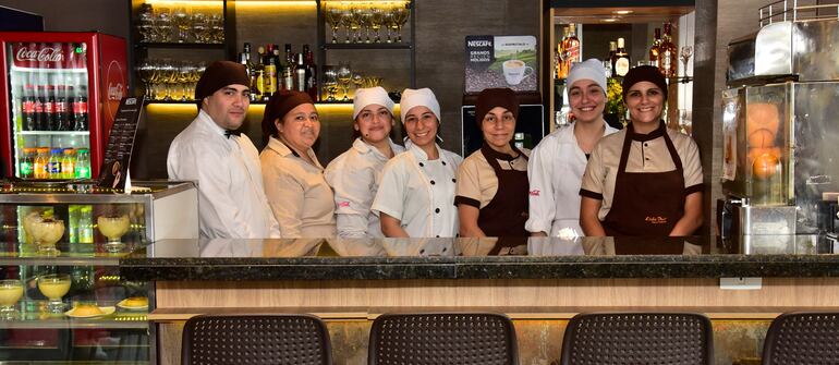 Parte del equipo que atiende en el restaurante de Lido Bar, ubicado en el primer piso del local.