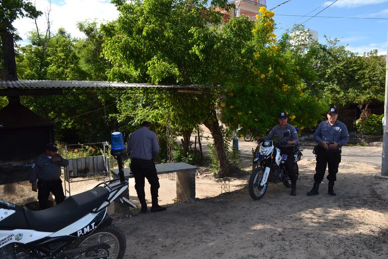 Los inspectores de la PMT apostados a la entrada de Pilar.