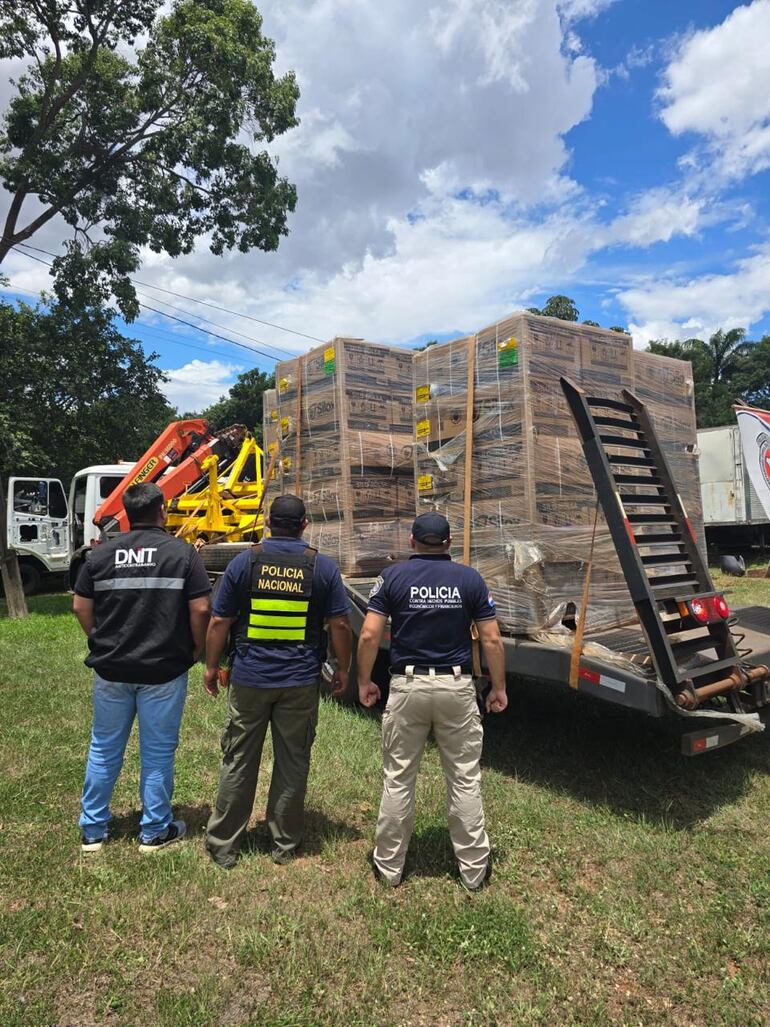 Incautan camión con mercaderías irregulares en Canindeyú.