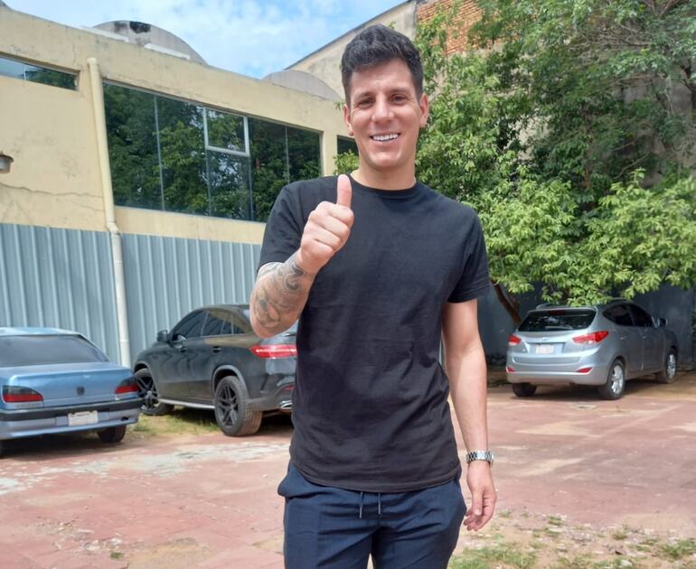 Gaspar Servio, tras firmar su contrato con Guaraní este miércoles.