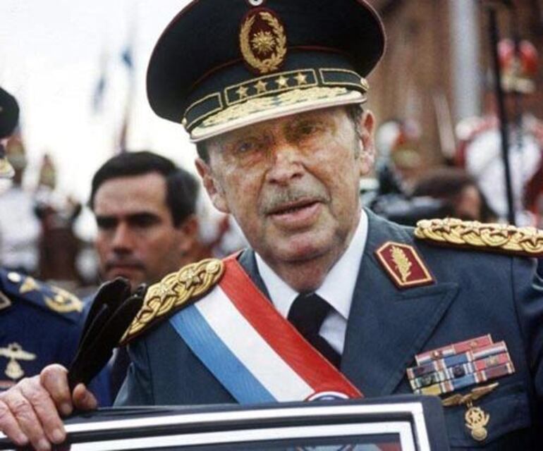 Alfredo Stroessner, expresidente de la República del Paraguay, dictador quien murió impune exiliado en el Brasil tras un golpe de estado militar asestado por sus hombres más leales, entre ellos, su consuegro, el general Andrés Rodríguez. Miles de muertes y torturas se le atibuyen al dictador.