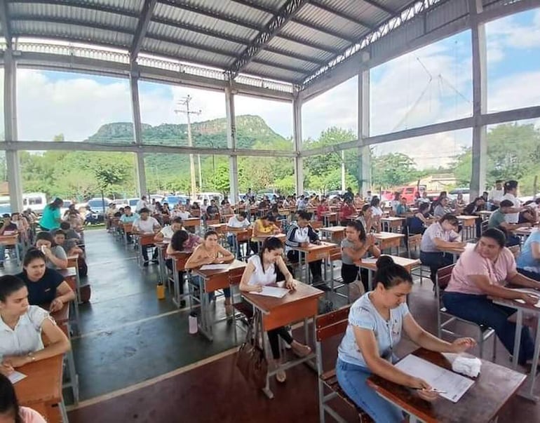 Docentes a punto de rendir la prueba del concurso, el miércoles, en Paraguarí.