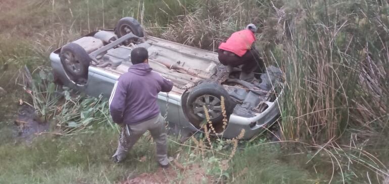 Un hombre volcó y cayó en una cuneta con agua y falleció ahogado.