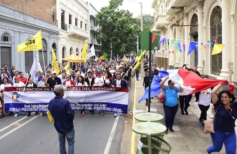 Los docentes se movilizaron hoy para exigir ser excluidos del proyecto de ley de carrera civil.