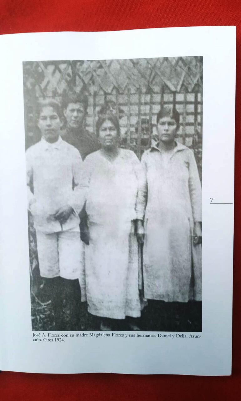 José Asunción Flores con su madre, Magdalena Flores, y sus hermanos, Daniel y Delia, Asunción, circa 1924.