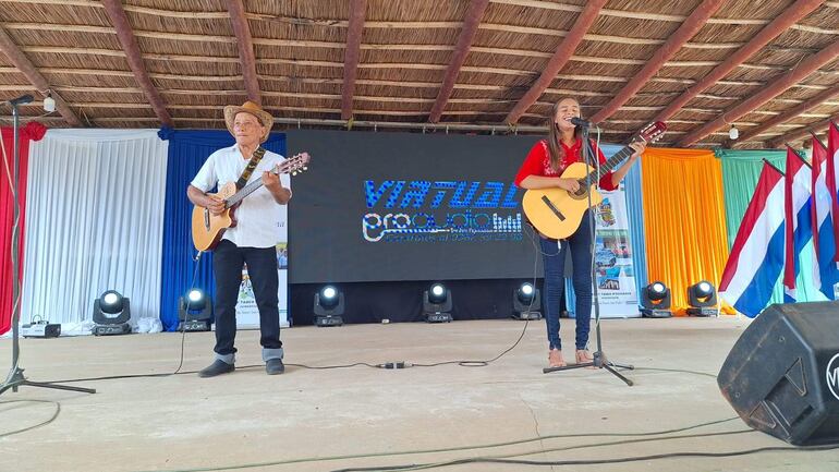 
Un duo de músicos de San Pedro compartieron con el público presente. 