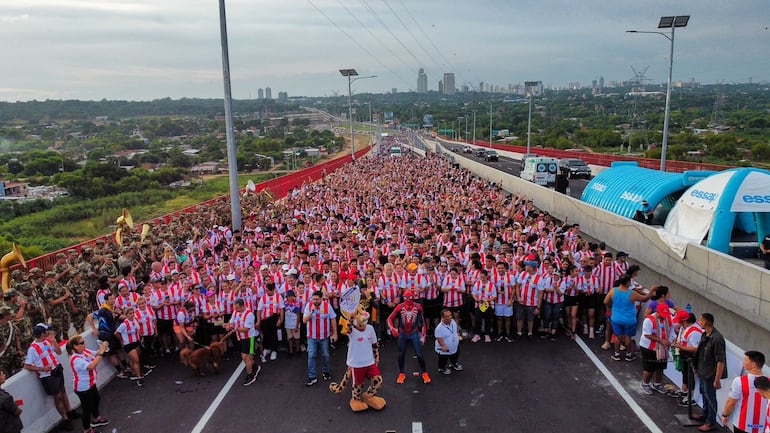 Unos 4.000 ciudadanos fueron protagonistas de la correcaminata en el día inaugural del puente Héroes del Chaco, indicaron.