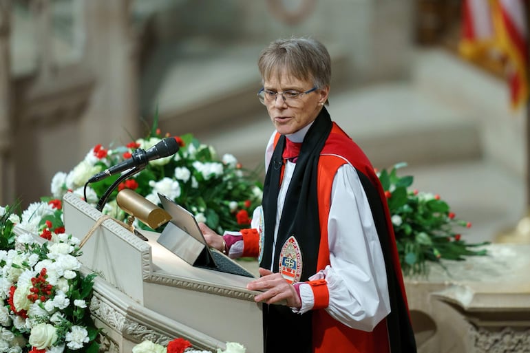 La reverenda Mariann Edgar Budde pronuncia un sermón durante el Servicio Nacional de Oración en la Catedral Nacional de Washington, DC, EE.UU.