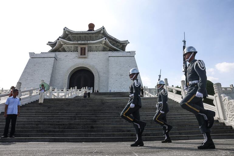 Cambio de guardia en el mausoleo y memorial del líder taiwanés Chiang Kai-shek Memorial Hall en Taipéi.