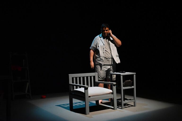 Hugo Robles en un momento de la obra teatral "Desde la cornisa", que se despide hoy en la sala La Correa.