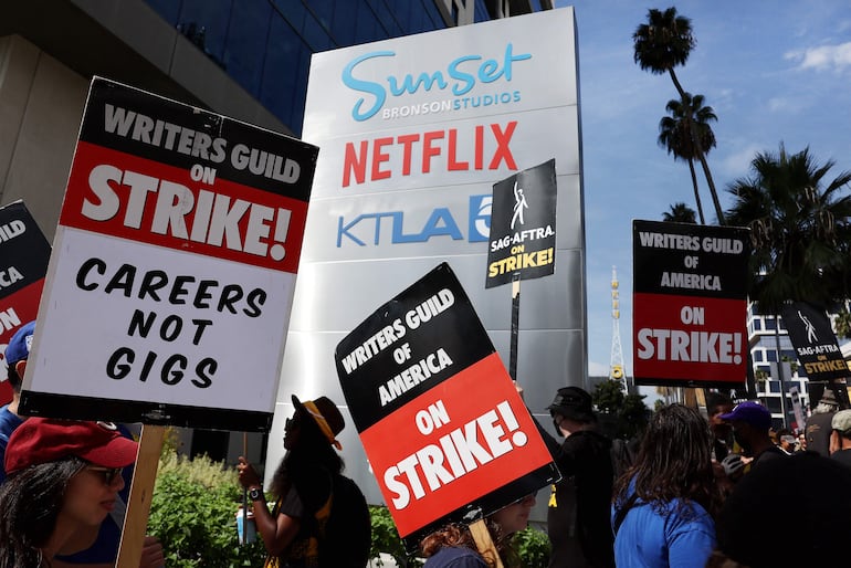 Miembros del Sindicato de Guionistas (WGA) y el Sindicato de Actores de Hollywood (SAG-AFTRA) protestan frente a la sede de Netflix en Los Ángeles, California, el pasado viernes.