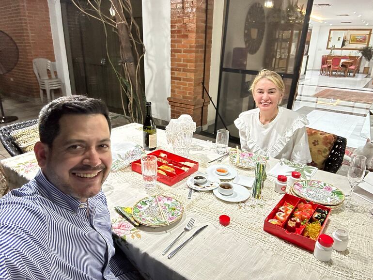 Los diputados Virina Villanueva y Raúl Latorre mantuvieron ayer una cena donde dialogaron, entre otras cosas, sobre el retiro de la legisladora de HC.