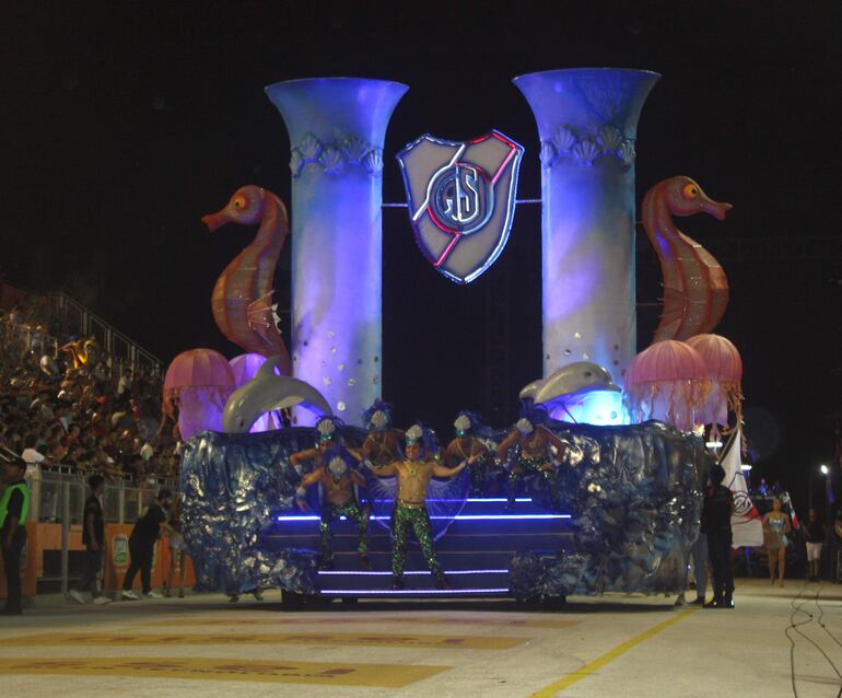 Alegoría "Aquaticus" del Club San Juan en la tercera ronda del Carnaval Encarnaceno.