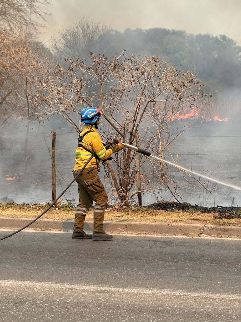 Incendios en Córdoba: llamas a 50 metros de las casas, vecinos evacuados y corte de ruta. Foto: Gobierno de Córdoba.