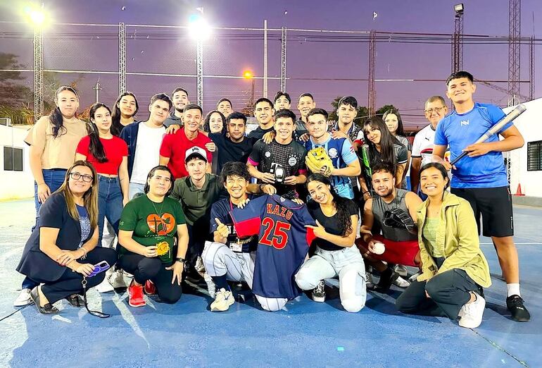 El coach, alumnos y directivos de Nihon Gakko, en el arranque de la Academia de Béisbol.