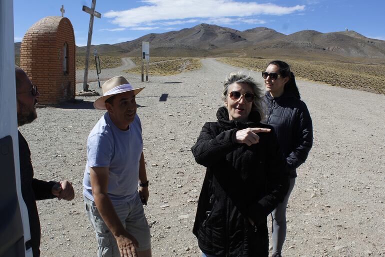 Pablo Moreno, director de la Vendimia 2023 junto a Claudia Yanzon, directora de promoción turística de la Provincia de Mendoza, Gerardo Tisera y Schulamit Duarte en loas rutas sanmartinianas.