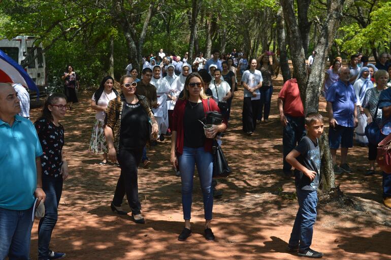 Paola Serrati de Leite (centro, con saco rojo), durante la inauguración de la Comunidad Cenáculo en Areguá, en el año 2018.