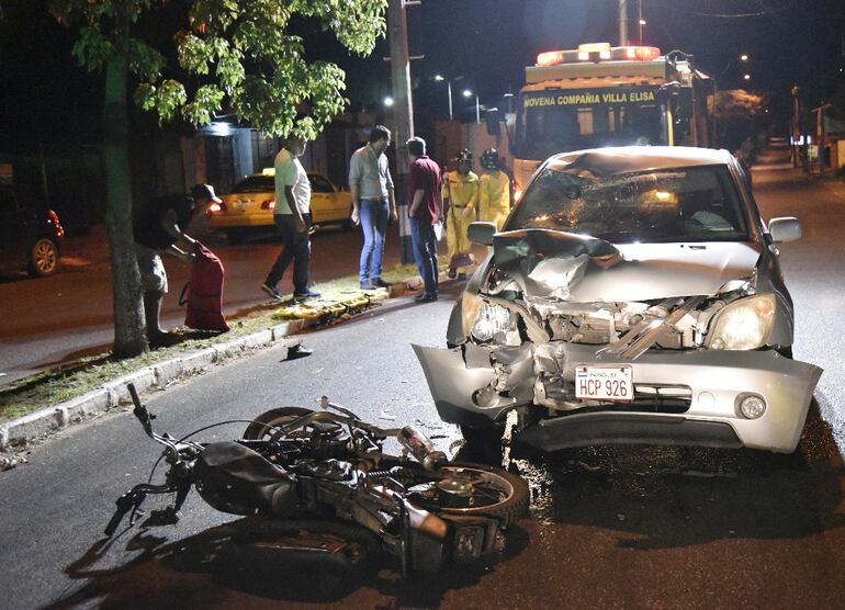 Tanto el automóvil como la motocicleta involucrados en el accidente resultaron con daños por la colisión.