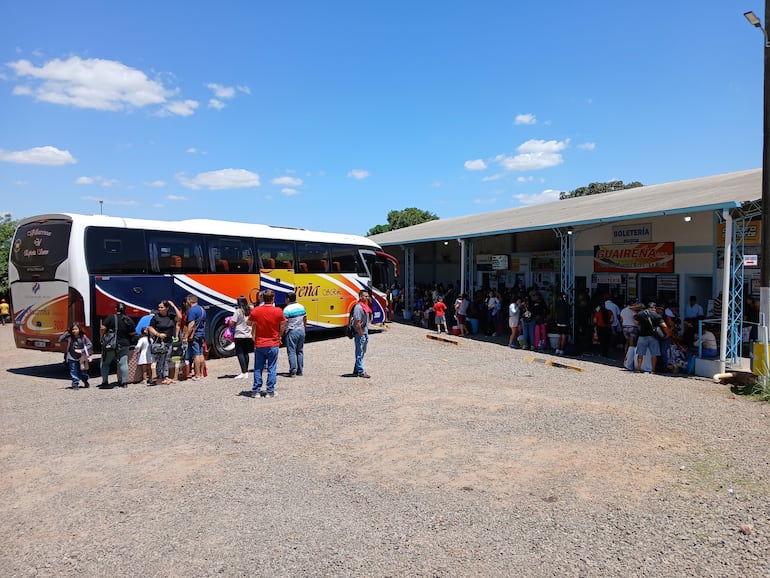 Al menos mil personas ingresan por día a la terminal provisoria de Villarrica.