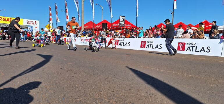 Décima Carrera de Triciclos en Encarnación.