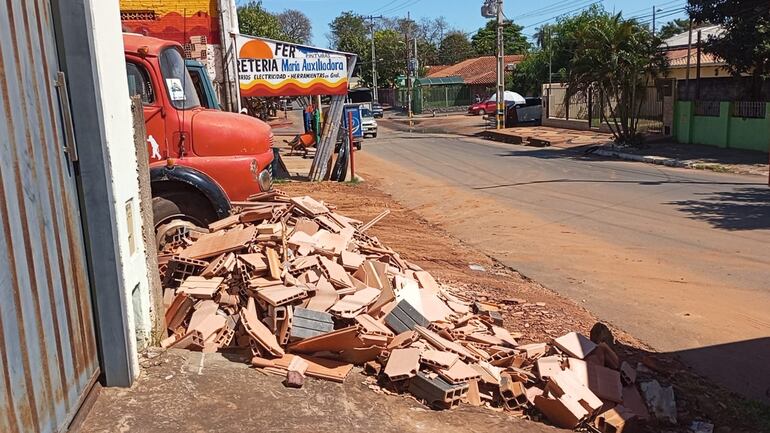 Pobladores del barrio Virgen del Rosario de la ciudad de Capiatá urgen a las autoridades el despeje de las calles, y la atención de otras necesidades como la señalización de las calles, ly la limpieza de baldíos.