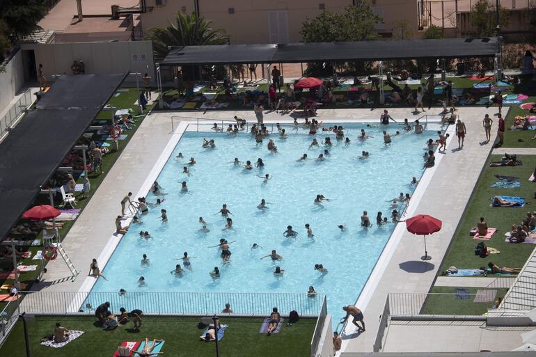 Una piscina en el centro de Barcelona, cuando el calor no da tregua en Cataluña.