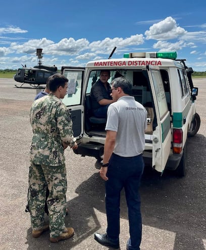 Los funcionarios del Ministerio Público que fueron atacados por un enjambre de abejas, en el aeropuerto de Concepción.