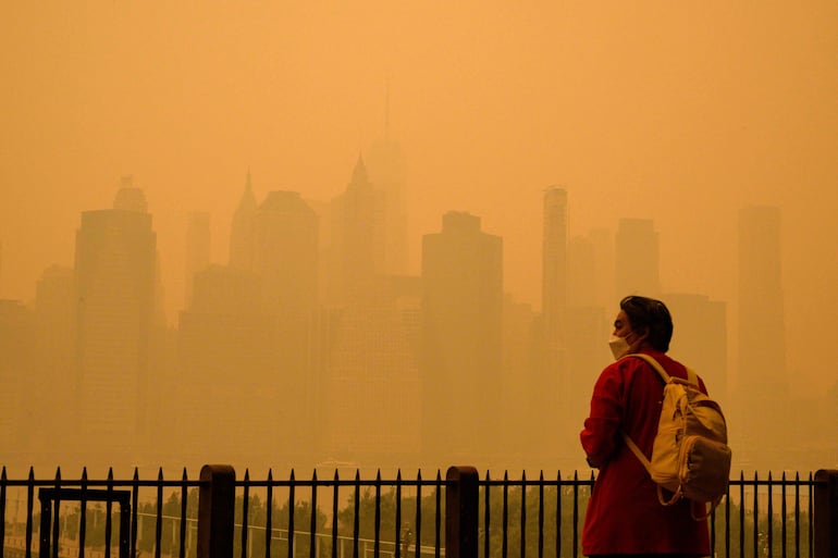 Una persona usa una máscara facial mientras el humo de los incendios forestales en Canadá causan condiciones de niebla en la ciudad de Nueva York el 7 de junio de 2023.