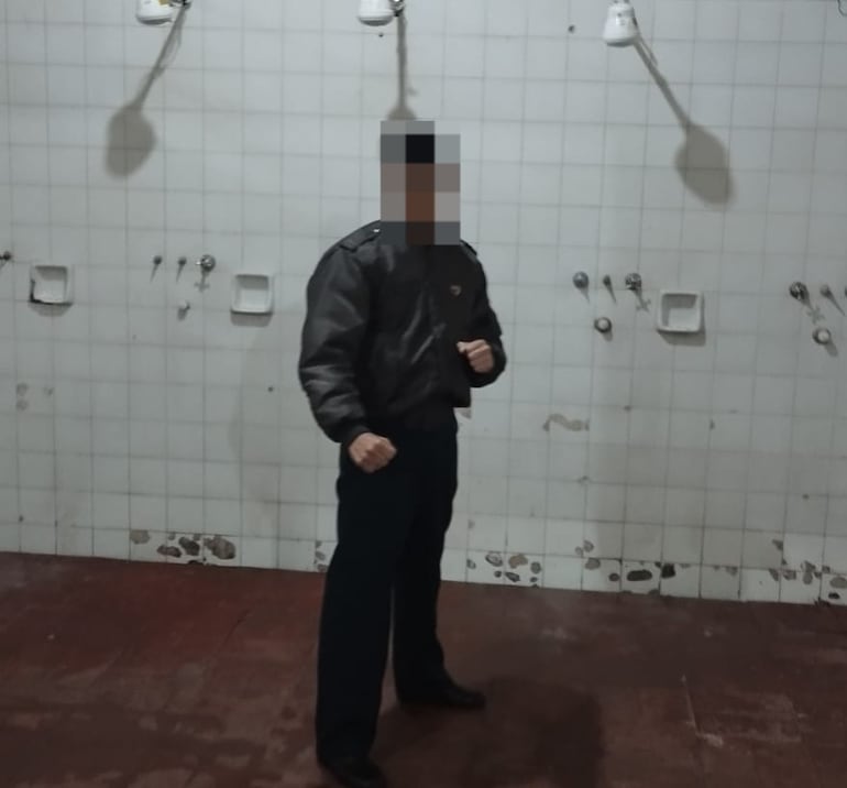 Un cadete aparece en una tradicional pose del Clan Rotela