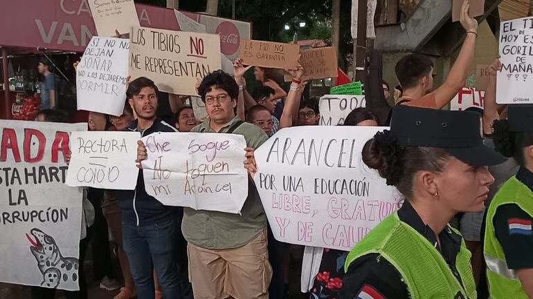 Manifestación de estudiantes de la UNA en zona del campus de San Lorenzo.