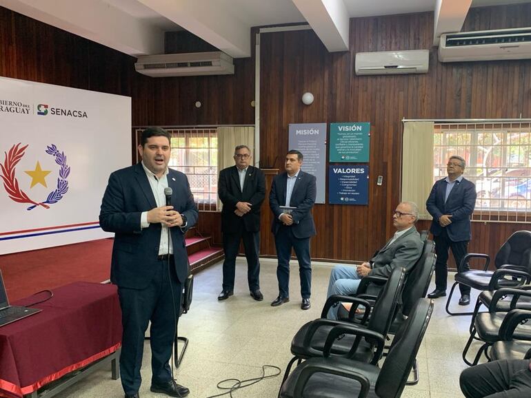 El presidente del Senacsa, Dr. José Carlos Martin, con los directores generales, Dr. Primo Feltes, Dr. Julio Barrios, Dr. Manuel Barboza, entre otros, durante la rueda de prensa con la JICA.