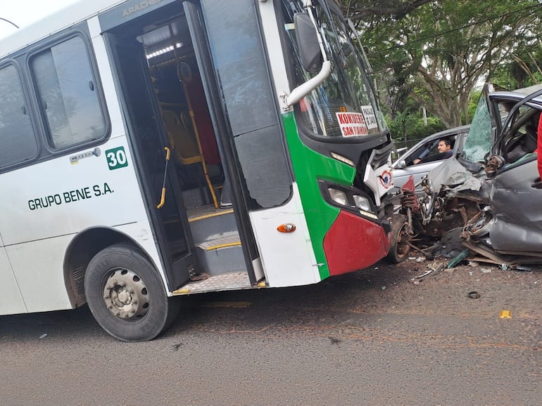 bus choca contra un automóvil