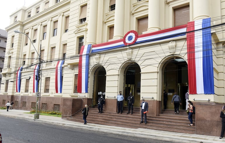 El Banco Nacional de Fomento tiene luciendo tricolores desde lo alto de sus ventanas. Exhibe nuevas veredas y jardines.