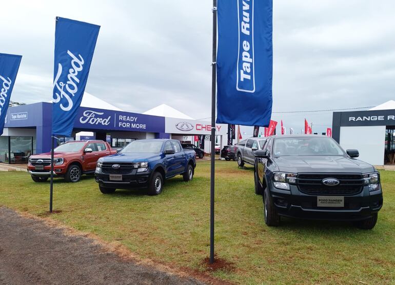 Varios modelos de camionetas Ford son exhibidos en la Feria Innovar.