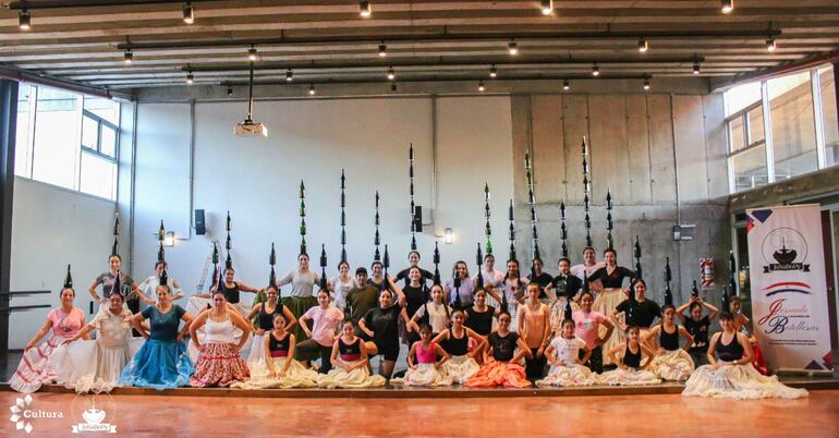 Tanto bailarinas académicas como señoras de la tercera edad sin conocimiento anterior de danza aprendieron a bailar con botellas en la cabeza.