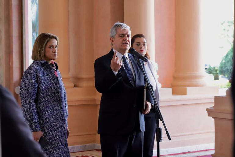 Enrique Riera (c), esta mañana al salir del Consejo de Ministros.