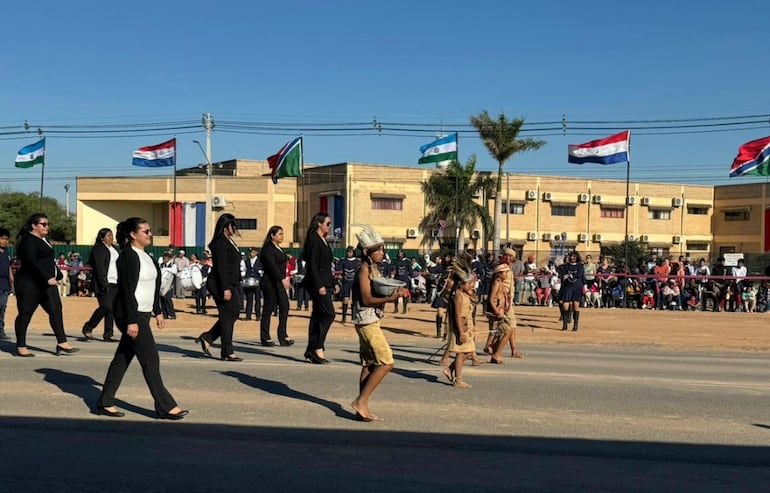 Los pueblos originarios también tuvieron un lugar de destaque en el desfile. Actualmente los mismos conforman el 60% de la población del departamento.