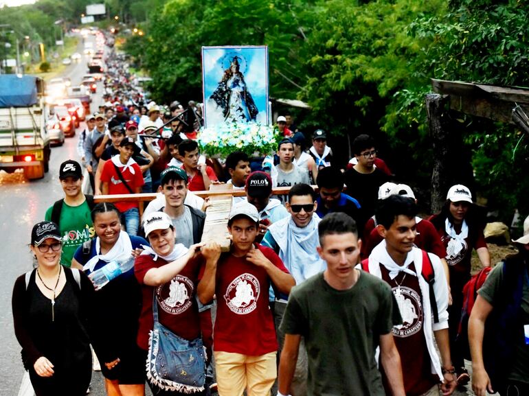 Multitudinaria convocatoria tuvo ayer la peregrinación de los jóvenes de todas las diócesis hasta el santuario de la Virgen de Caacupé.