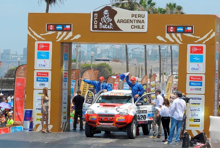 Momento histórico del debut de Paraguay en el Dakar. Milciades Fretes y Facundo Jatón, en Perú.