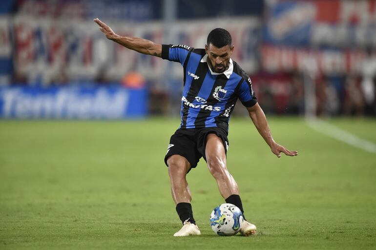 El paraguayo Miguel Samudio, futbolista de Liverpool, domina un balón en un partido del fútbol uruguayo. 