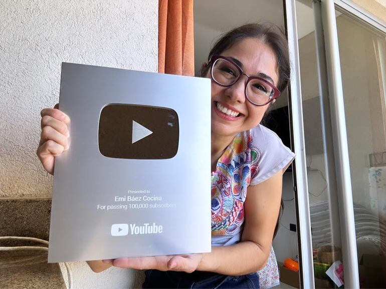 Emi Báez recibió la placa de YouTube por su canal de cocina.